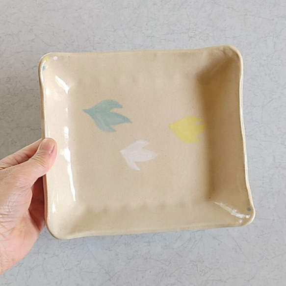 陶のスクエア皿・カレー皿【ペールトーンの三羽の鳥(白・黄色・水色)】 6枚目の画像