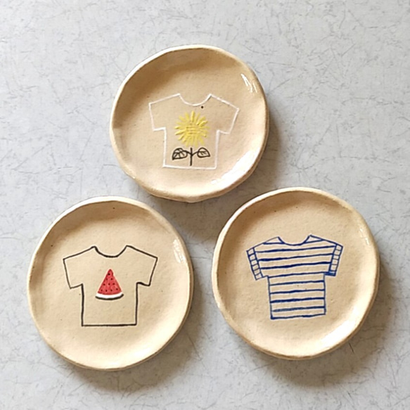 陶の小皿・豆皿【2021 summer ～ポップなTシャツ～】 1枚目の画像