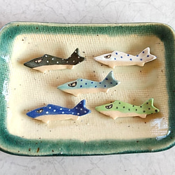 《送料無料》陶の箸置き【小さな小さなサメ(カラフルポップな水玉模様)】 9枚目の画像