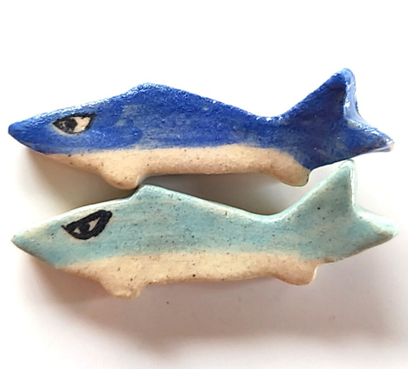 《送料無料》陶の箸置き【小さな小さなサメ(青・水色)】 1枚目の画像