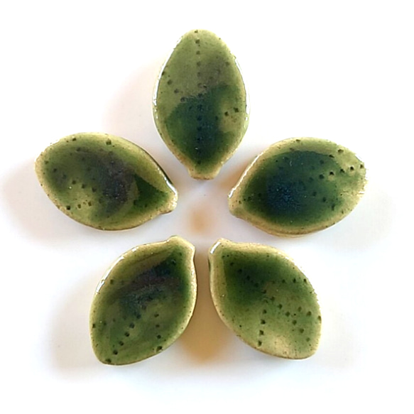 《送料無料＆5点セット》陶の箸置き【緑の小さな葉っぱ】 2枚目の画像