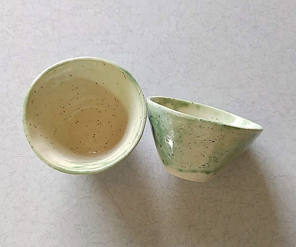 陶のお茶碗(大きめ蕎麦猪口)【淡い緑のふんわりシリーズ】 1枚目の画像