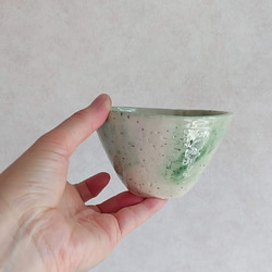 陶のお茶碗(大きめ蕎麦猪口)【淡い緑のふんわりシリーズ】 4枚目の画像