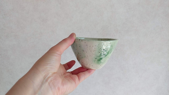 陶のお茶碗(大きめ蕎麦猪口)【淡い緑のふんわりシリーズ】 4枚目の画像