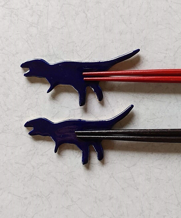 《送料無料》陶の箸置き【表情なしのシンプル恐竜（青）】 4枚目の画像