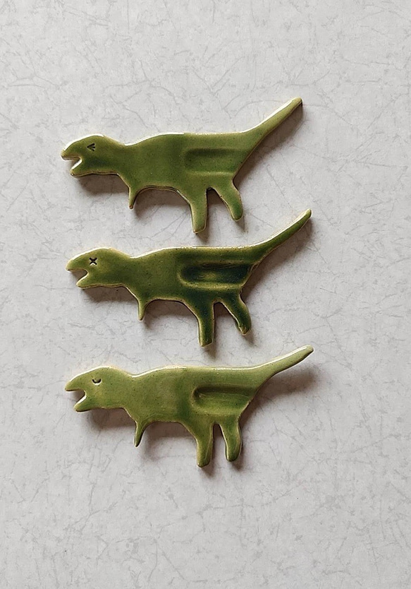 《送料無料》陶の箸置き【表情ありのカワイイ恐竜（緑・茶色）】 2枚目の画像