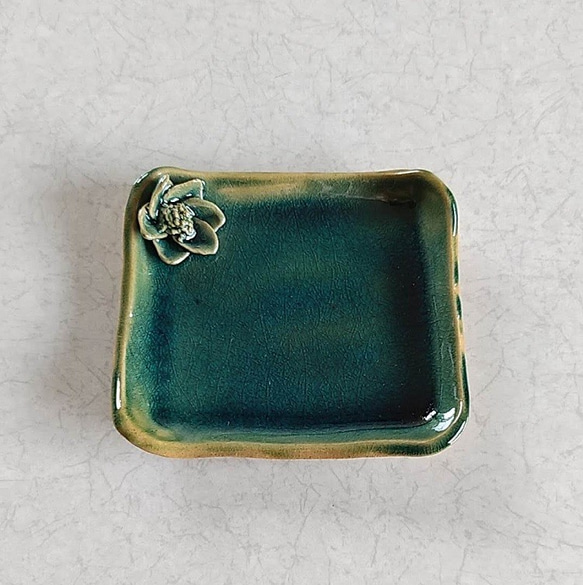 エメラルドグリーン陶器瓶 木箱付き ビンテージ 陶のアクセサリー置き【エメラルドグリーンの花つきお皿①