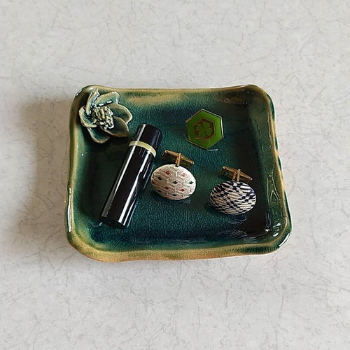 陶のアクセサリー置き【エメラルドグリーンの花つきお皿①】 フリー