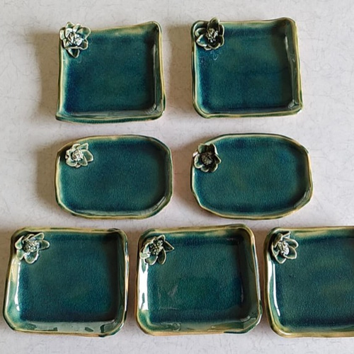 陶のアクセサリー置き【エメラルドグリーンの花つきお皿①】 フリー