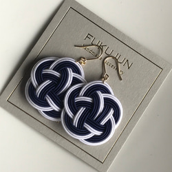 水引アクセサリー/ピアス/ホワイト×ネイビー/梅結び ピアス（フック