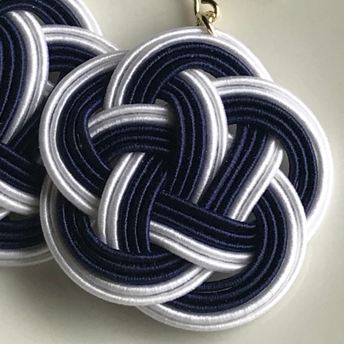 水引アクセサリー/ピアス/ホワイト×ネイビー/梅結び ピアス（フック