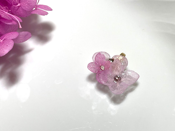 紫陽花のマスクチャーム　スワロフスキーを添えて 1枚目の画像