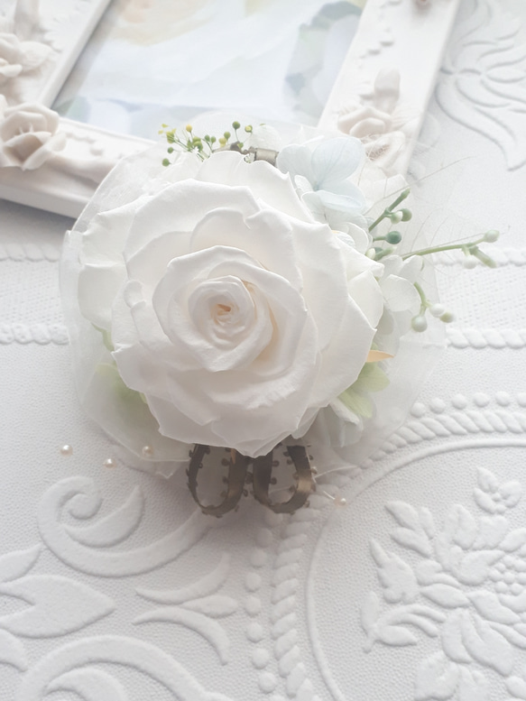【オープン記念！送料無料】プリザーブドフラワー白い薔薇のコサージュ  卒業式や入学式、結婚式のおよばれにも。 1枚目の画像