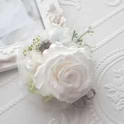 【オープン記念！送料無料】プリザーブドフラワー白い薔薇のコサージュ  卒業式や入学式、結婚式のおよばれにも。 2枚目の画像
