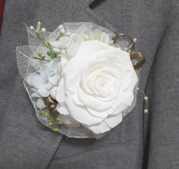 【オープン記念！送料無料】プリザーブドフラワー白い薔薇のコサージュ  卒業式や入学式、結婚式のおよばれにも。 3枚目の画像