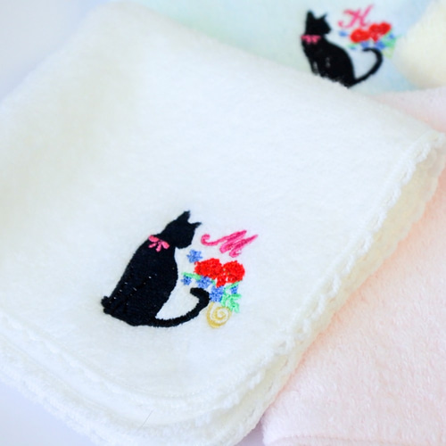 イニシャル入り 黒猫と花束の刺繍タオルハンカチ ハンカチ・手ぬぐい
