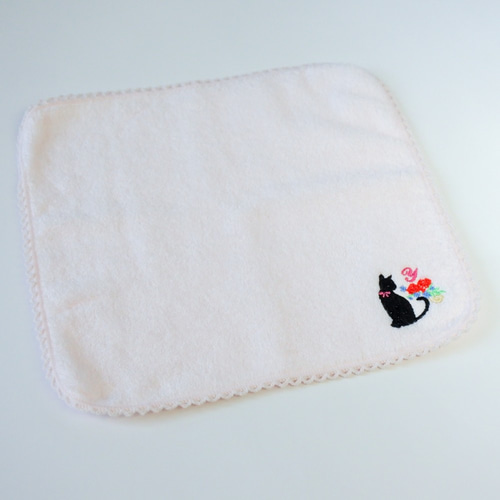 イニシャル入り 黒猫と花束の刺繍タオルハンカチ ハンカチ・手ぬぐい