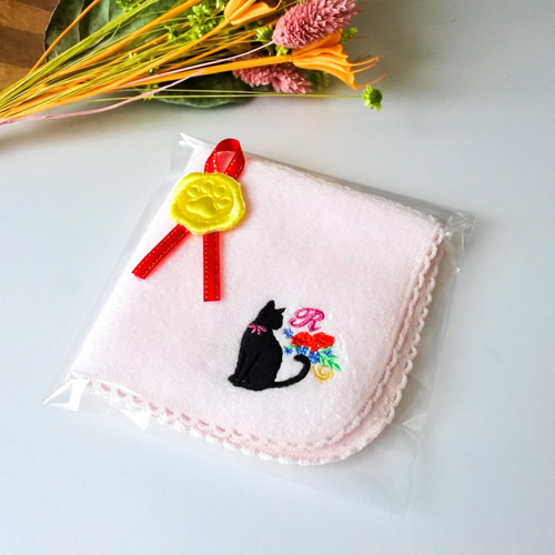 イニシャル入り 黒猫と花束の刺繍タオルハンカチ ハンカチ・手ぬぐい