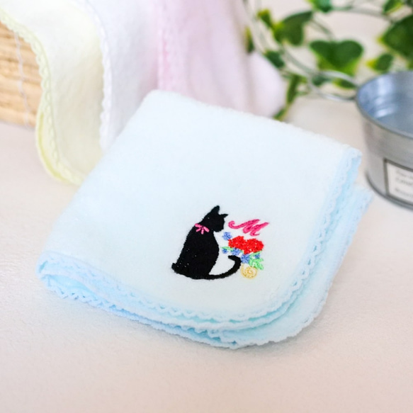 イニシャル入り 黒猫と花束の刺繍タオルハンカチ ハンカチ・手ぬぐい
