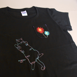 【特集掲載】夏の猫T〔へそ天猫と花火の刺繍Tシャツ〕黒 4枚目の画像
