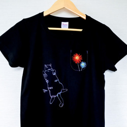 【特集掲載】夏の猫T〔へそ天猫と花火の刺繍Tシャツ〕黒 3枚目の画像