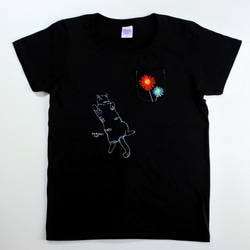 【特集掲載】夏の猫T〔へそ天猫と花火の刺繍Tシャツ〕黒 6枚目の画像