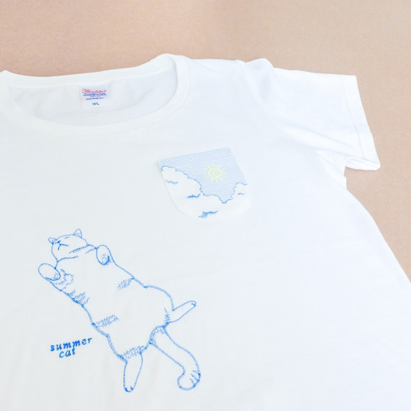 夏の猫T〔へそ天猫と夏空の刺繍Tシャツ〕白 4枚目の画像