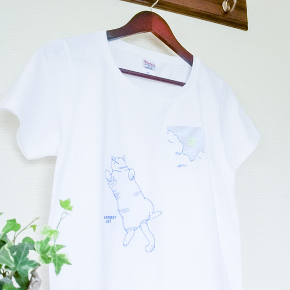 夏の猫T〔へそ天猫と夏空の刺繍Tシャツ〕白 2枚目の画像