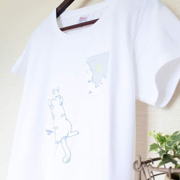 夏の猫T〔へそ天猫と夏空の刺繍Tシャツ〕白 3枚目の画像