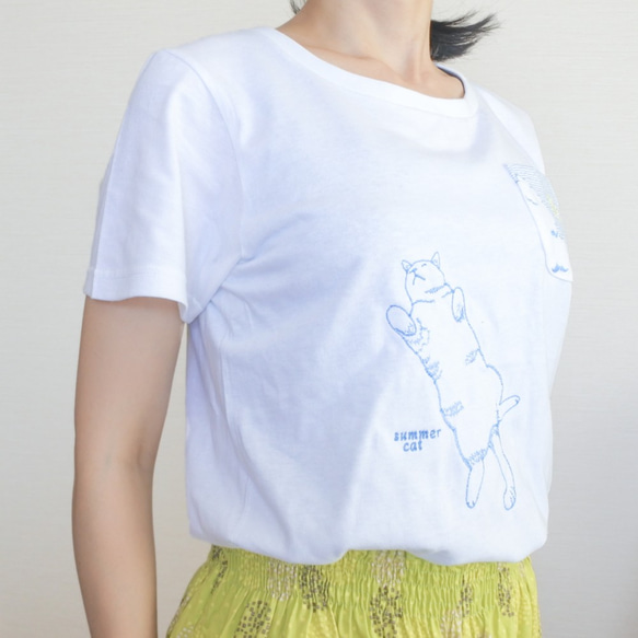 夏の猫T〔へそ天猫と夏空の刺繍Tシャツ〕白 1枚目の画像