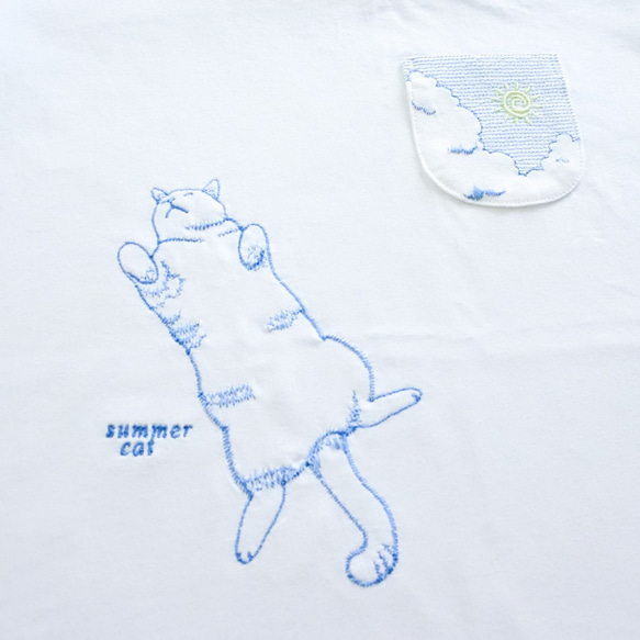 夏の猫T〔へそ天猫と夏空の刺繍Tシャツ〕白 5枚目の画像