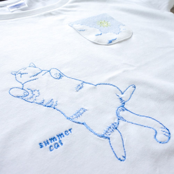 夏の猫T〔へそ天猫と夏空の刺繍Tシャツ〕白 6枚目の画像