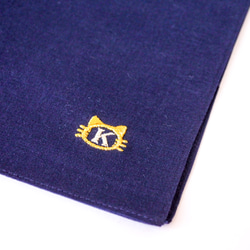 猫のイニシャル刺繍ハンカチ《ネイビー》 1枚目の画像