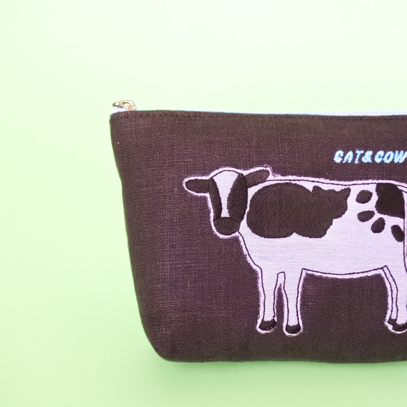 かくれ猫柄「CAT ＆ COW」牛の刺繍ポーチ《茶色》 3枚目の画像