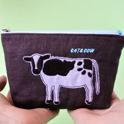 かくれ猫柄「CAT ＆ COW」牛の刺繍ポーチ《茶色》 6枚目の画像