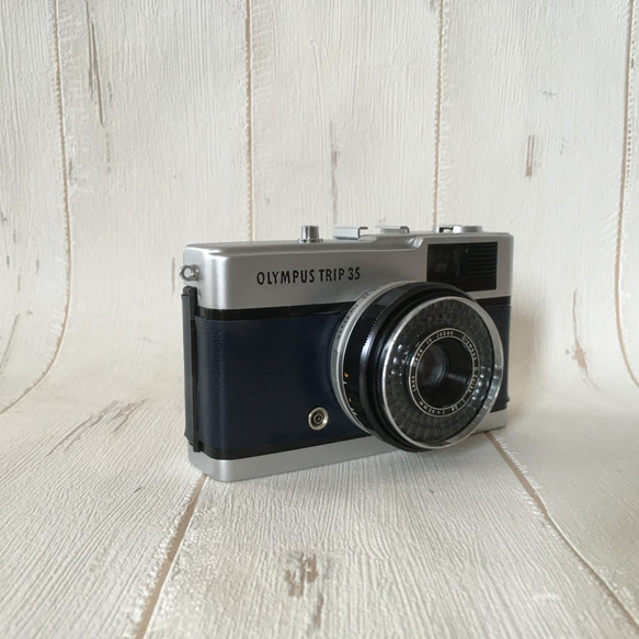 【完動品】レトロなフィルムカメラ　オリンパス TRIP35 　濃ブルーの革にお色直し フィルム１本付き 4枚目の画像