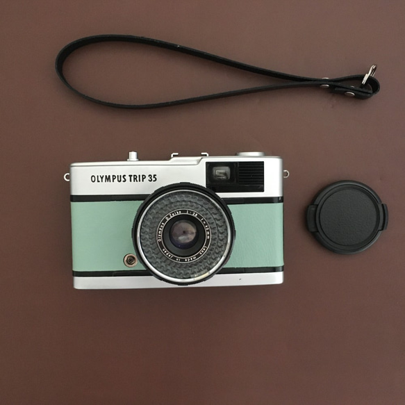 【完動品】レトロなフィルムカメラ　オリンパス TRIP35　オパールグリーン色の革【ただいまフィルム１本付き】 7枚目の画像
