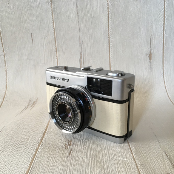 【完動品】レトロなフィルムカメラ オリンパス TRIP35 アイボリーのリザード型押し革にお色直し フィルム１本付き 5枚目の画像
