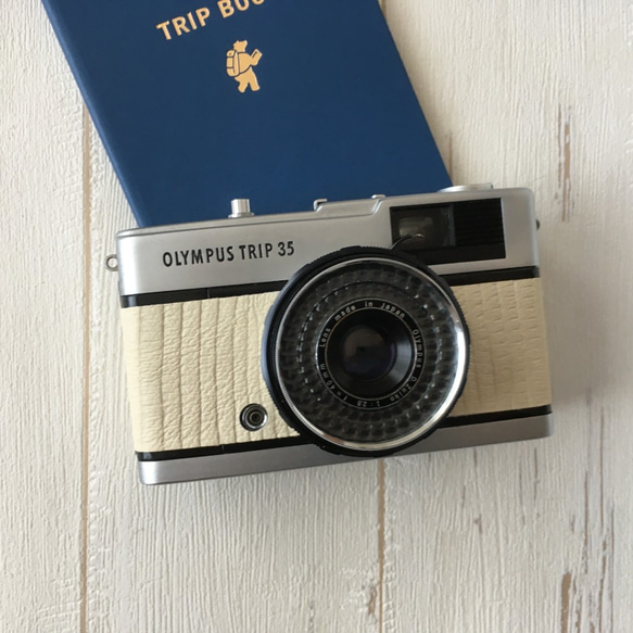 【完動品】レトロなフィルムカメラ オリンパス TRIP35 アイボリーのリザード型押し革にお色直し フィルム１本付き 7枚目の画像