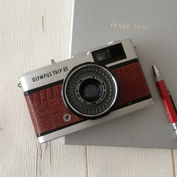 【完動品】レトロなフィルムカメラ オリンパス TRIP35 赤茶色のリザード型押し革【送料無料+フィルム１本付き！】 1枚目の画像