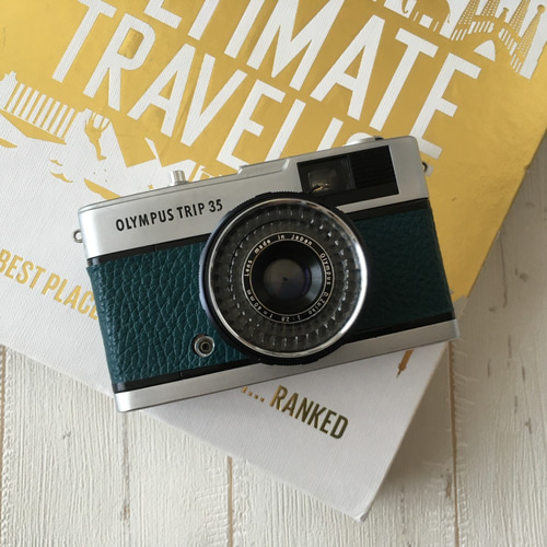完動品】レトロなフィルムカメラ オリンパス TRIP35 グリーンの本革に