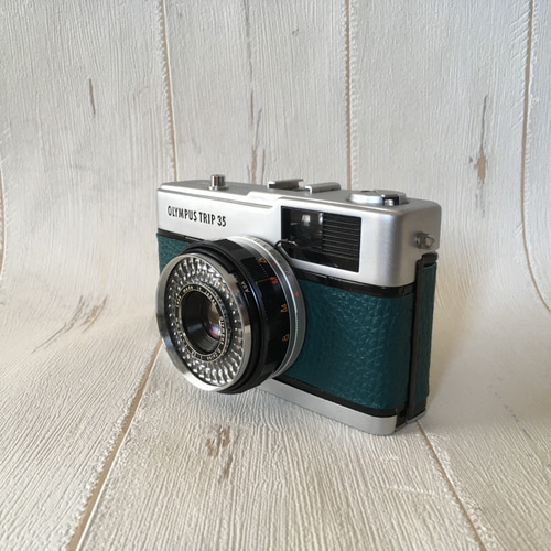 完動品】レトロなフィルムカメラ オリンパス TRIP35 グリーンの本革に