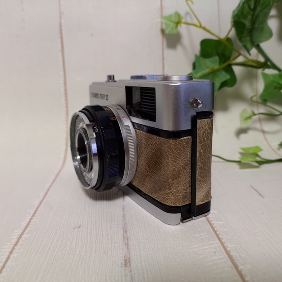 【完動品】レトロなフィルムカメラ オリンパス TRIP35　ライトグレーの本革にお色直し 5枚目の画像
