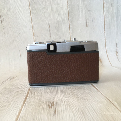 1本で2倍撮れるハーフカメラ｜オリンパス PEN EE-2マロンブラウン