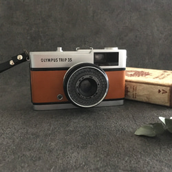 【完動品】レトロなフィルムカメラ　オリンパスTRIP35 キャラメル色の革にお色直し 1枚目の画像