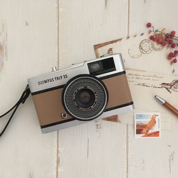 【完動品】レトロなフィルムカメラ　オリンパスTRIP35 グレージュ色の本革にお色直し【ただいまフィルム１本プレゼント】 2枚目の画像