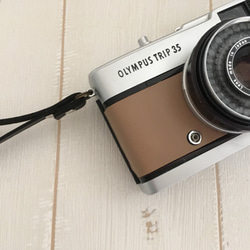 【完動品】レトロなフィルムカメラ　オリンパスTRIP35 グレージュ色の本革にお色直し【ただいまフィルム１本プレゼント】 5枚目の画像