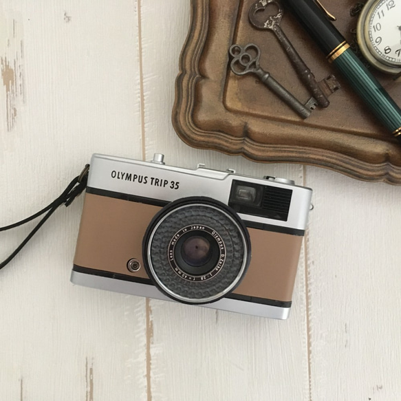【完動品】レトロなフィルムカメラ　オリンパスTRIP35 グレージュ色の本革にお色直し【ただいまフィルム１本プレゼント】 6枚目の画像
