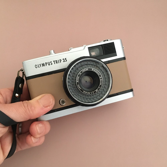 【完動品】レトロなフィルムカメラ　オリンパスTRIP35 グレージュ色の本革にお色直し【ただいまフィルム１本プレゼント】 9枚目の画像