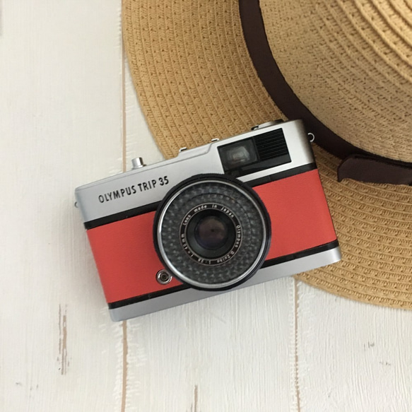 【完動品】レトロなフィルムカメラ　オリンパスTRIP35　バーミリオン色の本革 1枚目の画像
